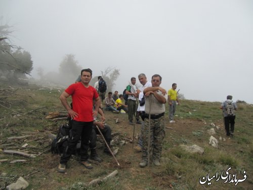 صعود بسیجیان ادارات رامیان به قله 2500 متری قلعه میران