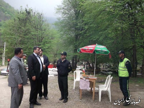 فرماندار رامیان در جریان ارائه خدمات به گردشگران و بازدید کنندگان آبشار شیر آباد قرار گرفت