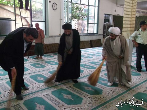 غبارروبی و عطرافشانی مساجد رامیان با حضور مسئولین شهرستان