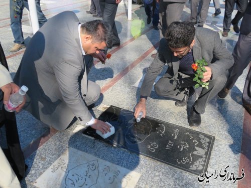 غبارروبی و عطر افشانی گلزار شهدای مرکز شهرستان به مناسبت ایام الله دهه فجر