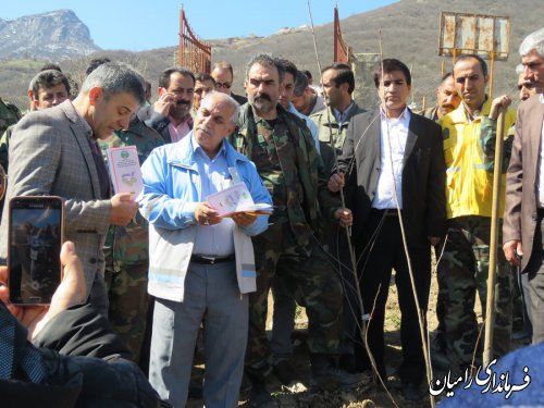 به مناسبت هفته منابع طبیعی مراسم کاشت نهال مثمر در اراضی شیبدار شهرستان رامیان برگزارگردید