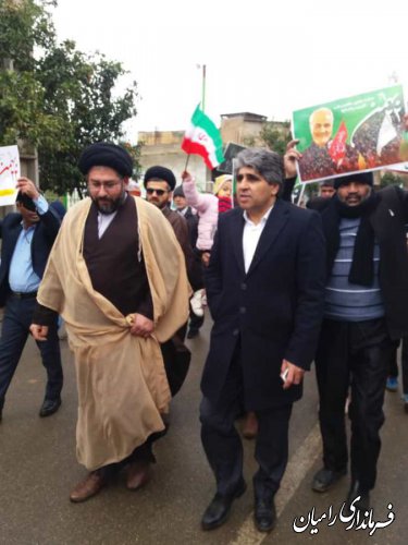 حضور فرماندار در راهپیمایی 22 بهمن در کنار مردم و مسئولین