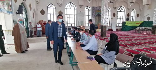 مسئولین شهرستان رامیان در ساعات اولیه اخذ رای همگام با مردم در شعب اخذ رای حضور یافتند