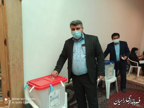 فرماندار شهرستان رامیان رای خود را به صندوق انداخت