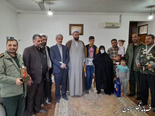 دیدار فرماندار با خانواده شهید عقیل ابراهیمی در شهر خان به بین