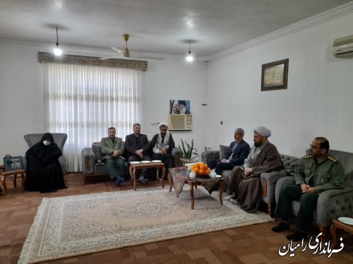 دیدار فرماندار با خانواده شهید عقیل ابراهیمی در شهر خان به بین