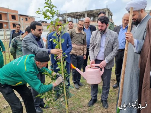با حضور فرماندار آیین کاشت نهال«هر ایرانی یک درخت» در شهر خان ببین انجام شد